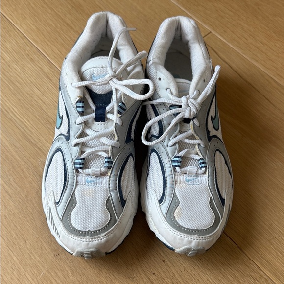 8.5 NIKE tennis shoes- vintage look women’s - Picture 2 of 5